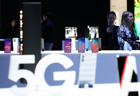 미국 라스베이거스에서 열린 'CES 2020' 전시회에서 삼성전자가 5G 갤럭시 라인업을 전시했다. 연합뉴스